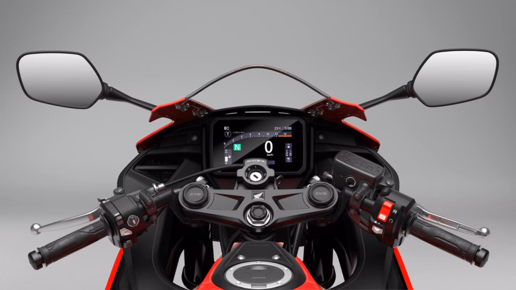 Painel TFT da nova Honda CBR500R Four, que acaba de ser lançada na Europa