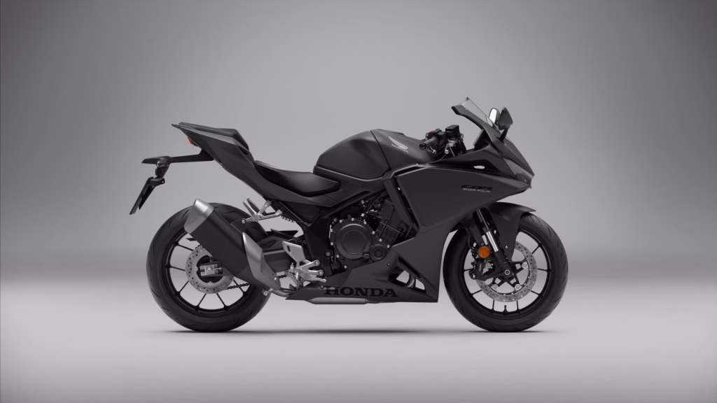 Nova Honda CBR500R Four, que acaba de ser lançada na Europa, na cor preta fosca