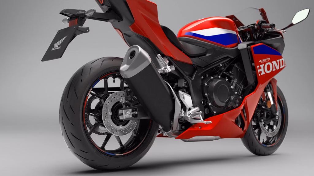 O motor quatro em linha da nova Honda CBR500R Four, que acaba de ser lançada na Europa