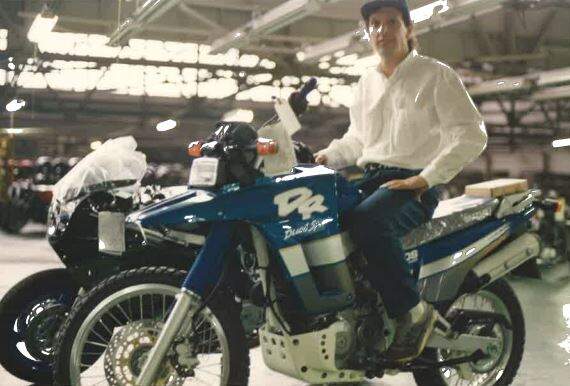 João Toledo com a DR 800, um dos primeiros modelos Suzuki produzidos no Brasil
