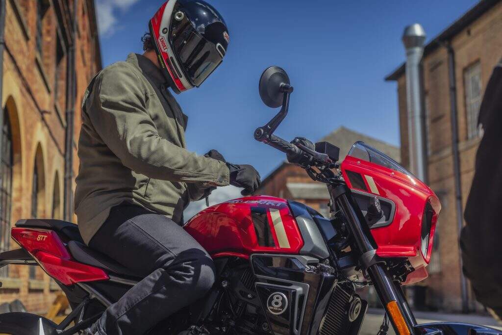 Suzuki GSX-8TT na cor vermelha