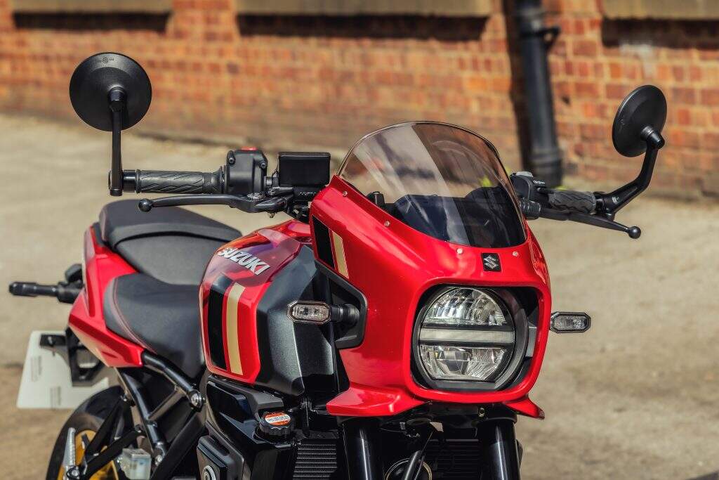 Detalhe da carenagem da retrô Suzuki GSX-8TT 2027 na cor vermelha
