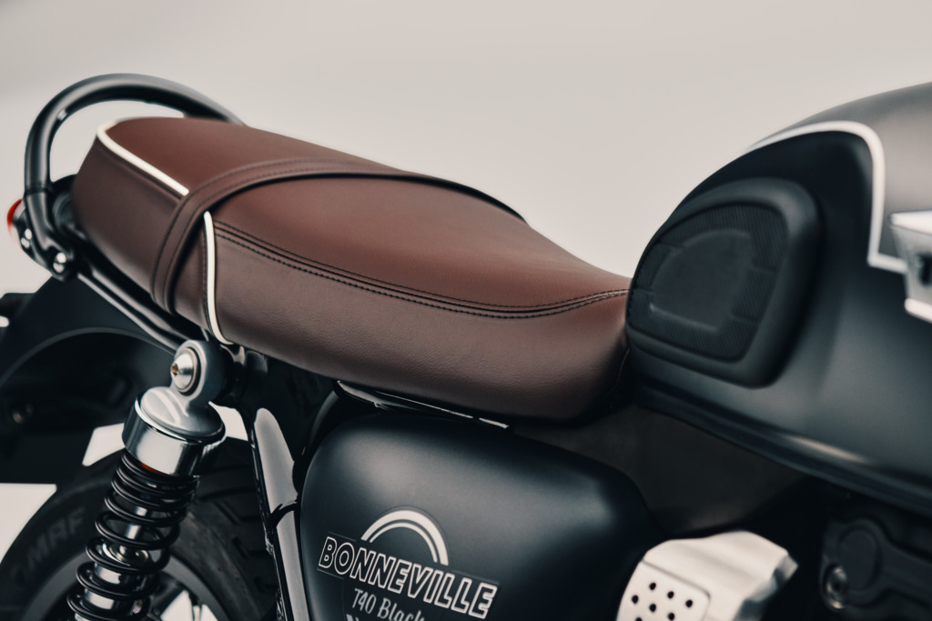 Triumph Bonneville 400 o banco marrom da Bonneville T40 Black