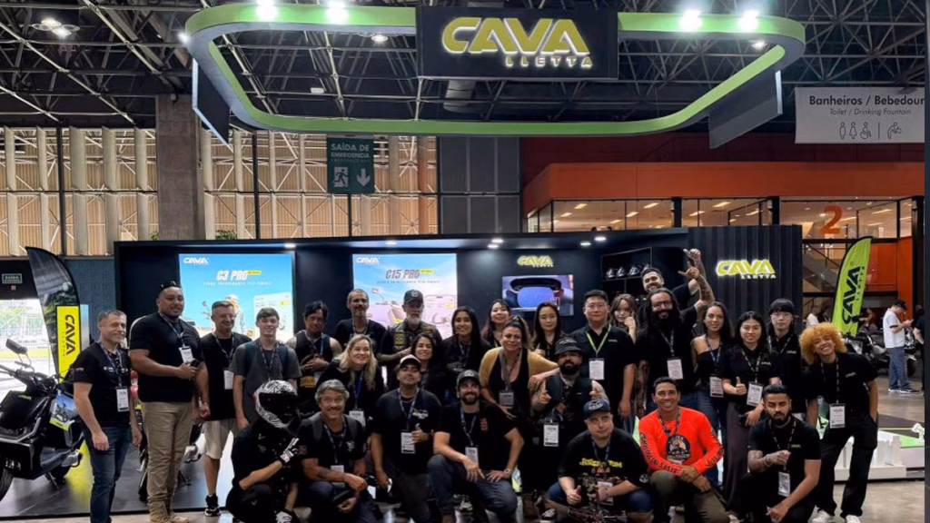 Equipe Cavalletta na frente do estande da marca no Festival Moto Brasil 2026
