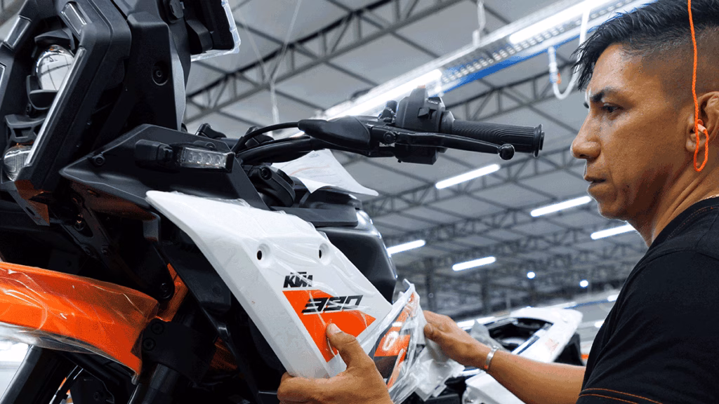 Funcionário da KTM Brasil na montagem da KTM 390 Adventure