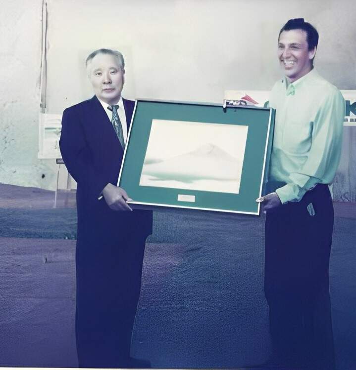 Osamu Suzuki e João Toledo durante a inauguração da sede administrativa do grupo em Jundiaí (SP), há 25 anos