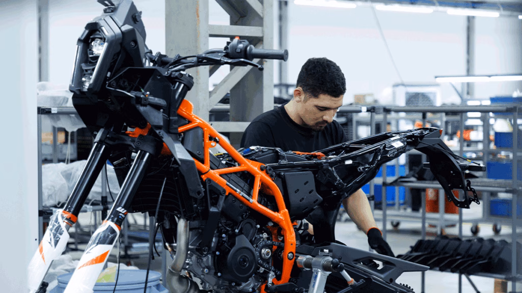 KTM 390 Adventure R sendo montada no Brasil