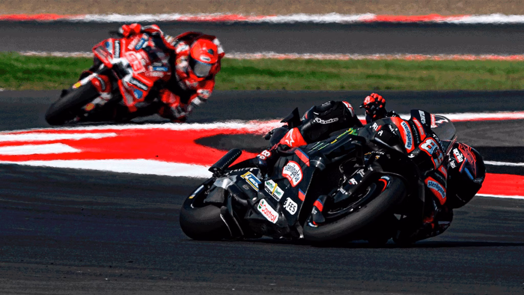 Pilotos aceleram durante a corrida principal da MotoGP no circuito de Mandalika, na Indonésia.