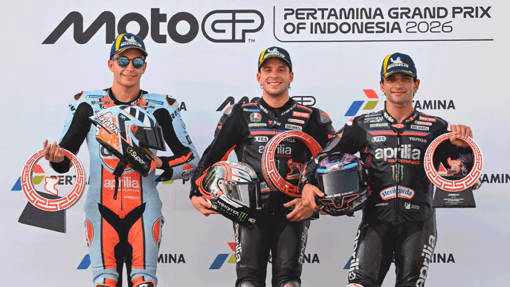 Marco Bezzecchi, Raul Fernandez e Jorge Martin no pódio da MotoGP após a corrida na Indonésia.