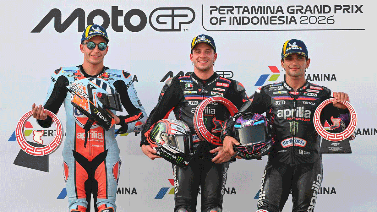 Marco Bezzecchi, Raul Fernandez e Jorge Martin no pódio da MotoGP após a corrida na Indonésia.