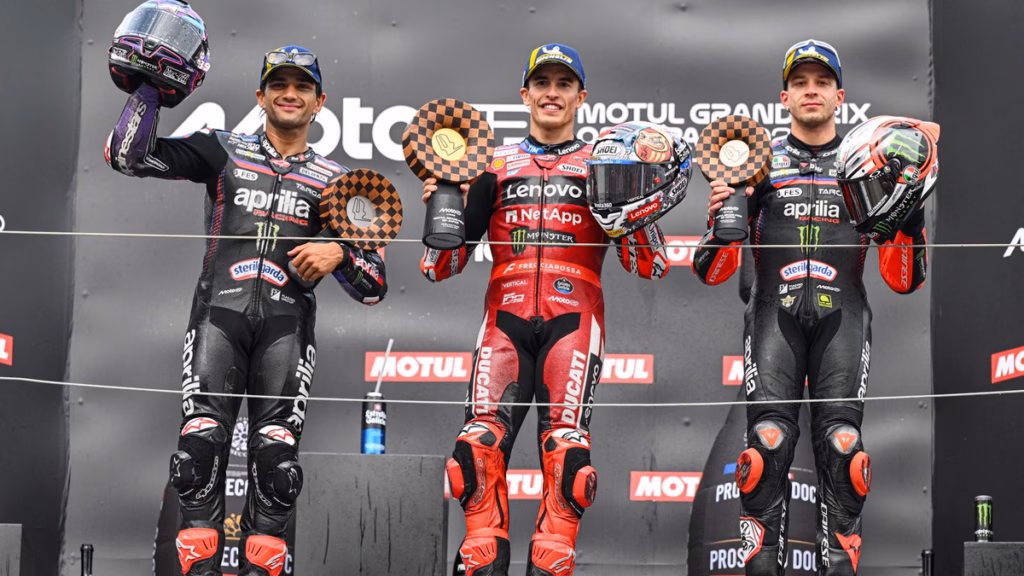 Martin, Márquez e Bezzecchi recebendo os prêmios