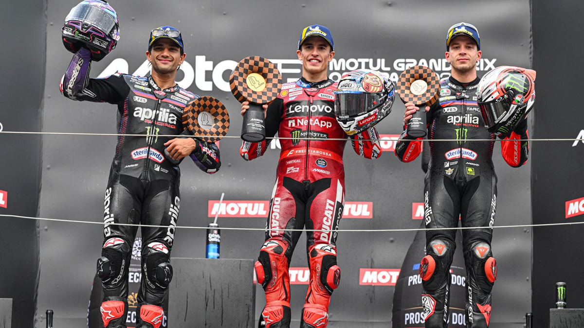 Martin, Márquez e Bezzecchi recebendo os prêmios