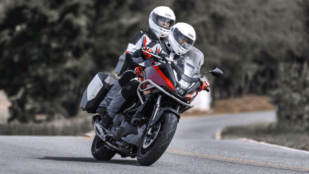 Honda NC 750X em viagem com garupa e piloto
