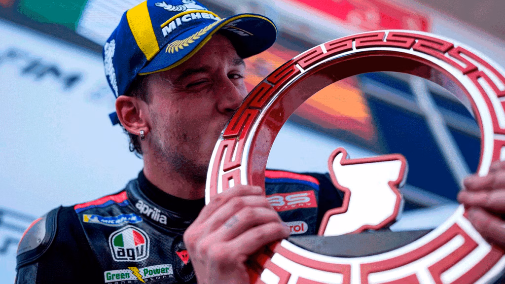 Marco Bezzecchi beija o troféu após conquistar a vitória no Grande Prêmio da Indonésia de MotoGP.