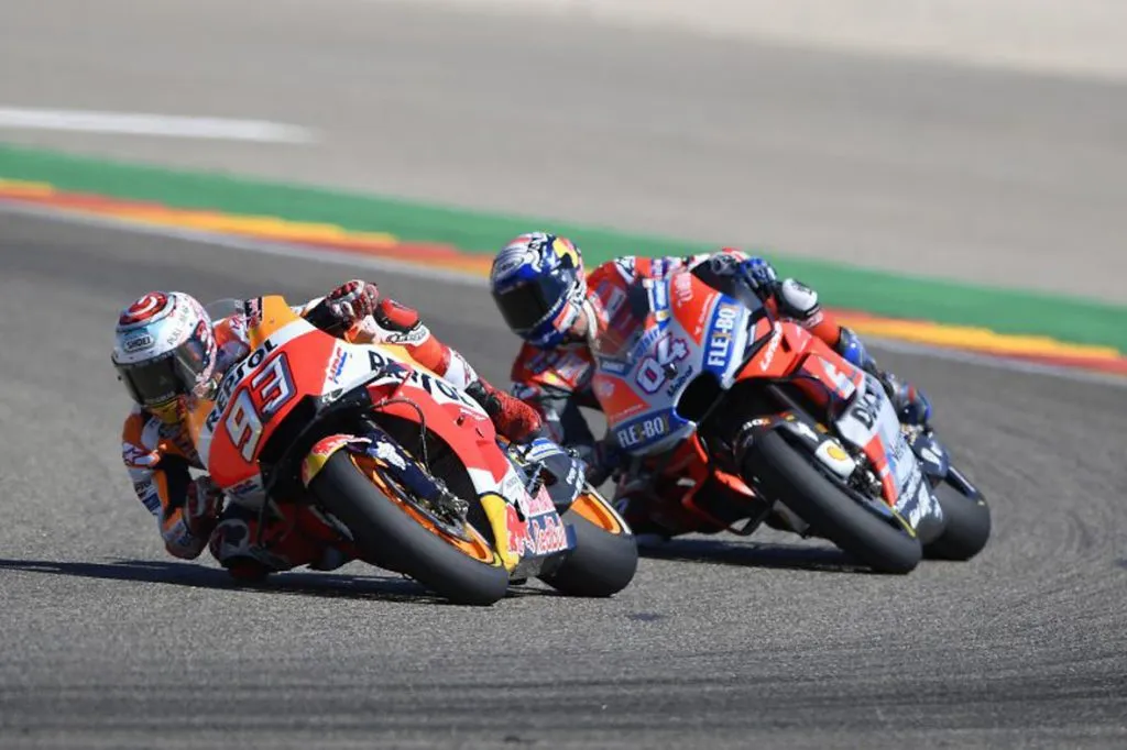 MotoGP, Aragón, GP de Aragón, Lorenzo se irrita, Marc Márquez fecha treino livre de Aragón no topo, MotoGP, Mundial de Motovelocidade, motos, motovelocidade, competições, Suzuki, Suzuki Ecstar, Montmeló, Catalunha, Espanha, Américas, Aprilia, GSX-RR, Andrea Iannone, Jorge Lorenzo, Honda, Ducati, Yamaha, Movistar, Repsol, Pramac, Avintia, motociclismo, Motociclismo Online, Revista Motociclismo, Tito Rabat, Cal Crutchlow, Valentino Rossi, Hafizh Syahrin, Johann Zarco, Danilo Petrucci, Dani Pedrosa, Maverick Viñales, Assen, corrida, Holanda, liderança, Áustria, Spielberg, Brno, República, Checa, Grã-Bretanha, Silverstone, Aragón, Espanha, Misano, Stefano Manzi, Romano Fenati, Forward Racing, Moto2, Marco Simoncelli, Marinelli Snipers Team, Eric Granado, Tailândia, Buriram