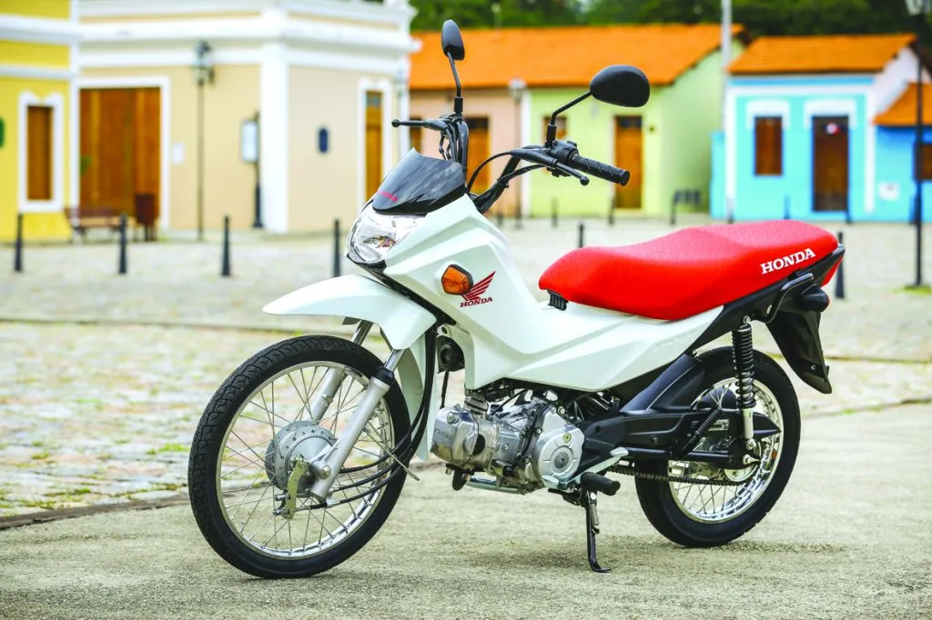 Na cor branca, a Honda Pop 110i ganhou o banco em vermelho