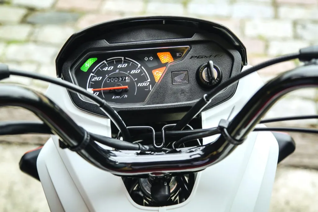 O painel da Honda Pop 110i não mudou. Minimalista ao extremo, mostra apenas o essencial para pilotar