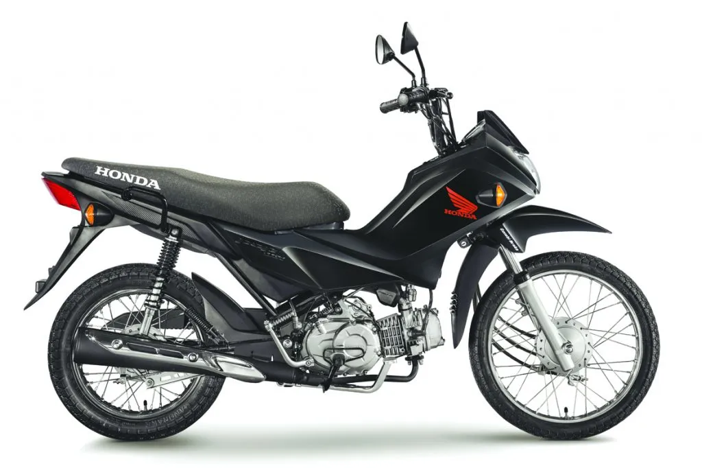 Além das cores branca e vermelha, a Honda Pop 110i também é vendida na cor preta