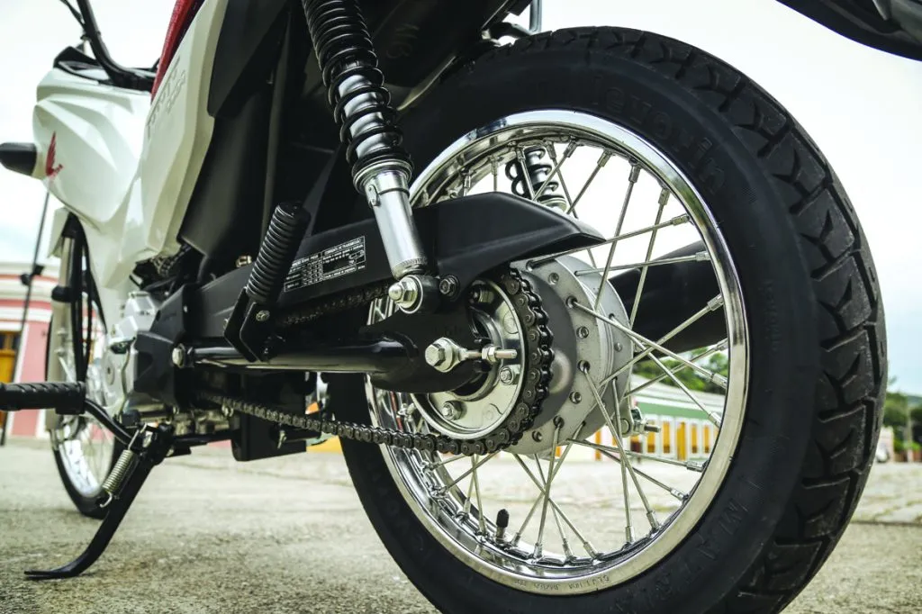 O conjunto da Honda Pop 110i é simples, robusto e praticamente inquebrável