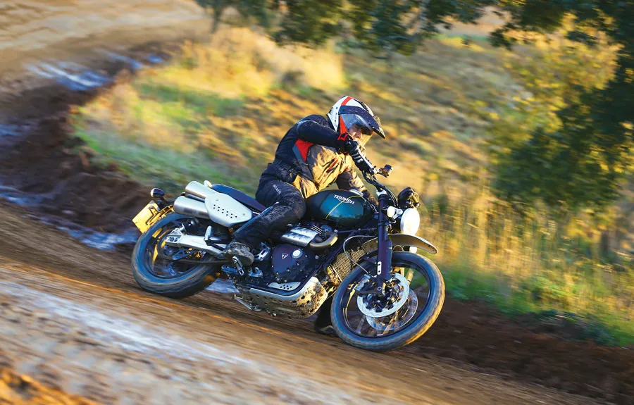 A Triumph Scrambler 1200 XE se destaca na terra