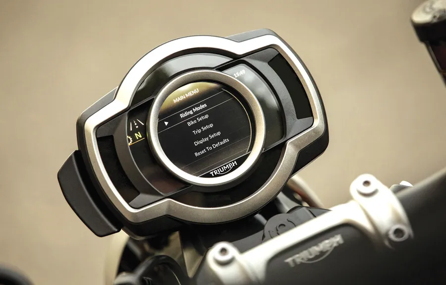 O painel TFT da Triumph Scrambler 1200 é cheio de inovações