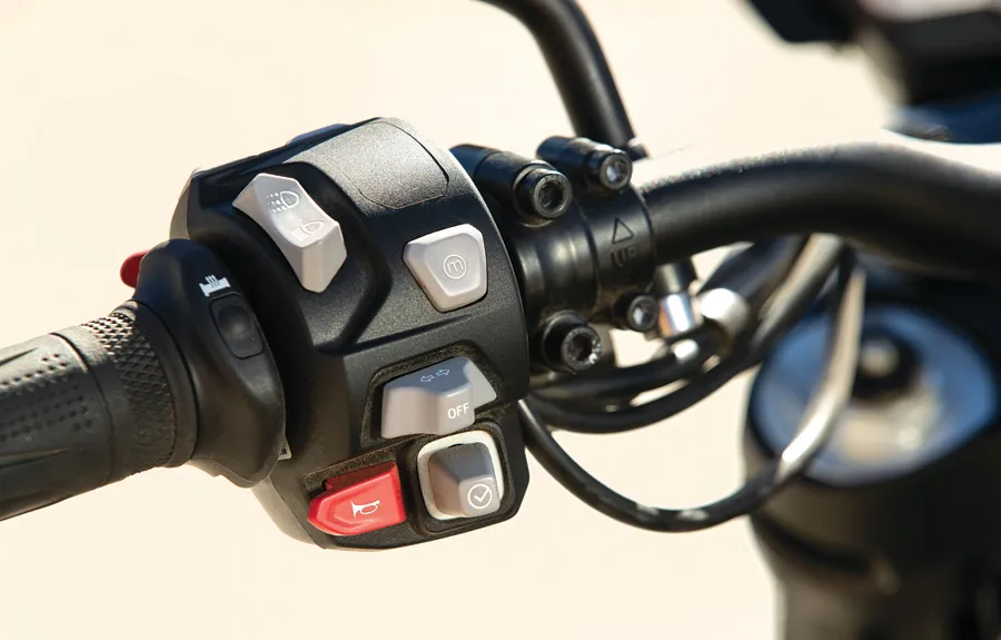 No punho, os comandos da Triumph Scrambler 1200 são herança da família Tiger