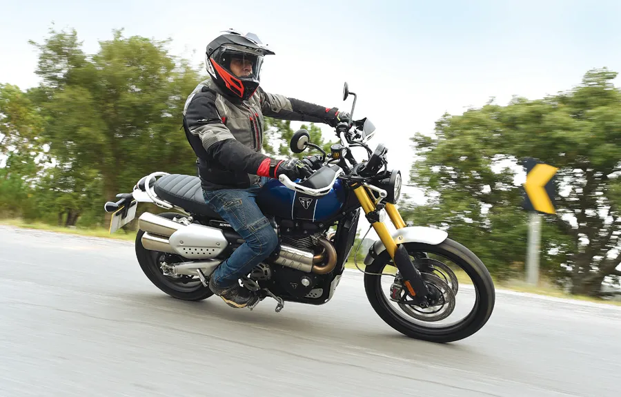 No asfalto, a Triumph Scrambler 1200 pede um piloto experiente