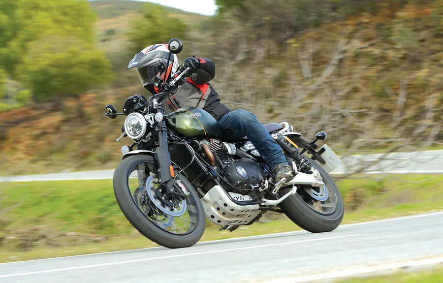 Radical, a Triumph Scrambler 1200 também é diveritida no asfalto