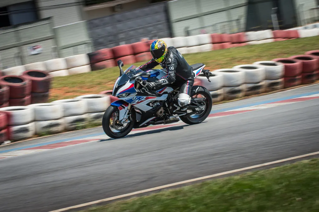 Alex Barros, Isabel Reis e Ismael Baubeta testam esportivos da BMW