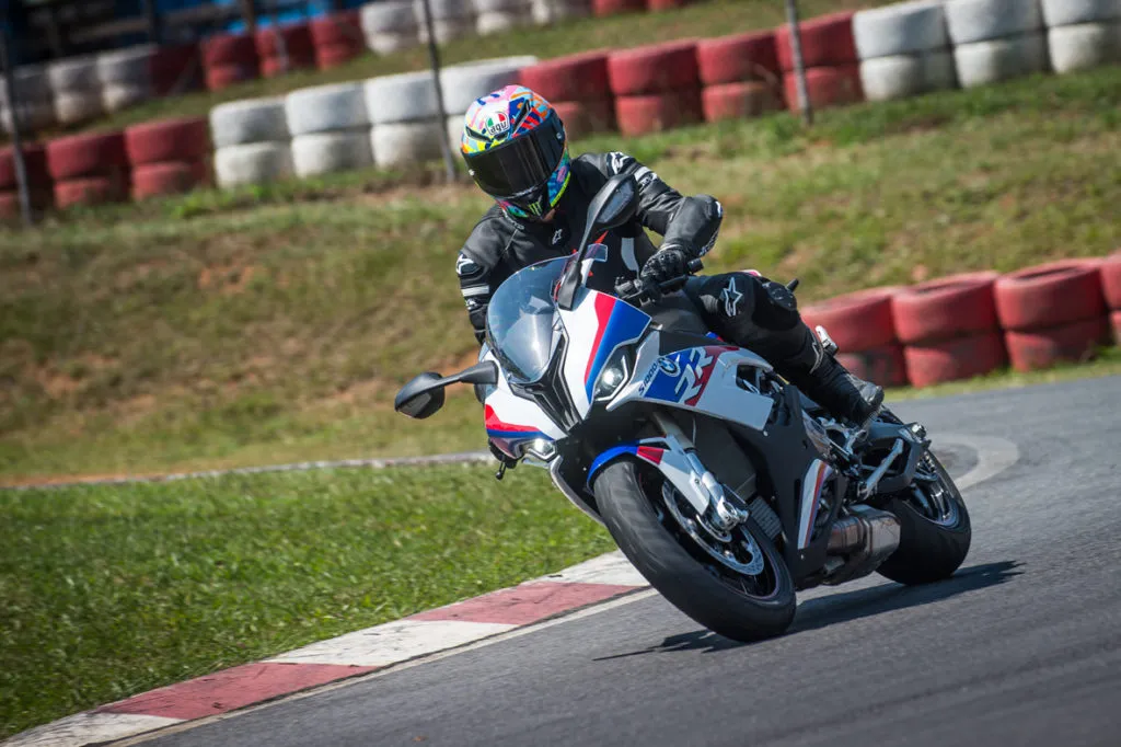 Alex Barros, Isabel Reis e Ismael Baubeta testam esportivos da BMW