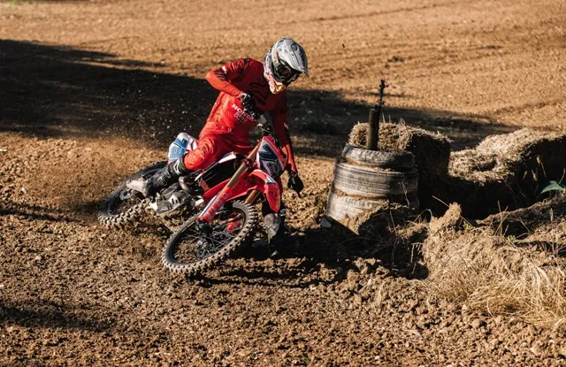 Irmãos Marc e Alex Marquez treinam motocross na Espanha