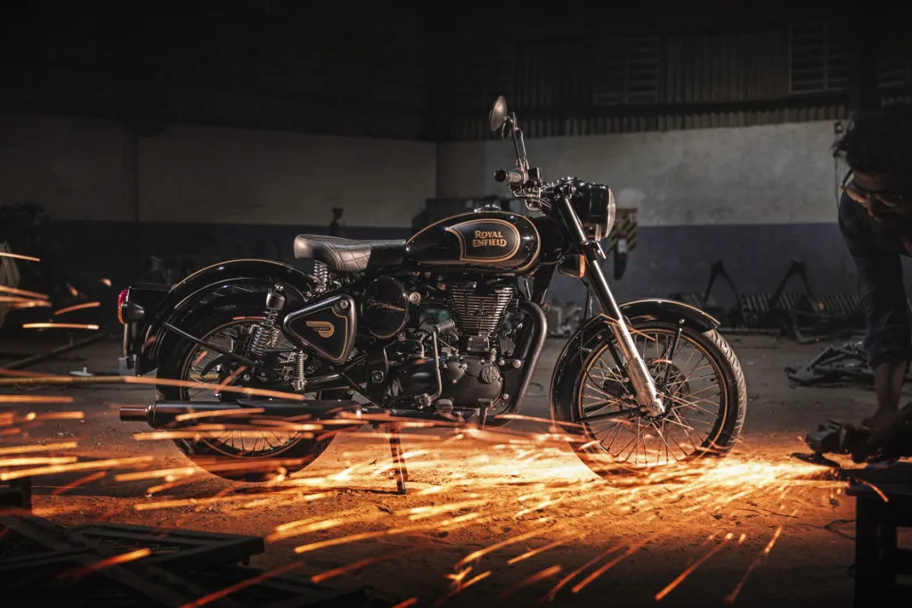 Classic 500 Tribute Black é lançada pela Royal Enfield no Brasil
