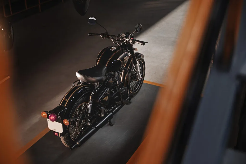 Classic 500 Tribute Black é lançada pela Royal Enfield no Brasil