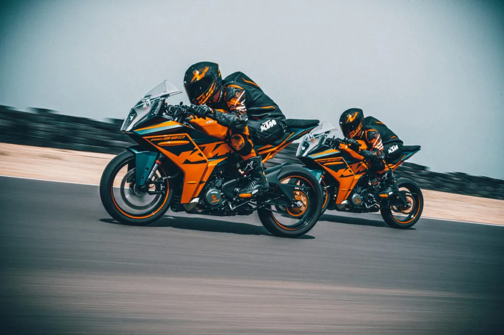 KTM revela pequenas esportivas RC 125 e RC 390