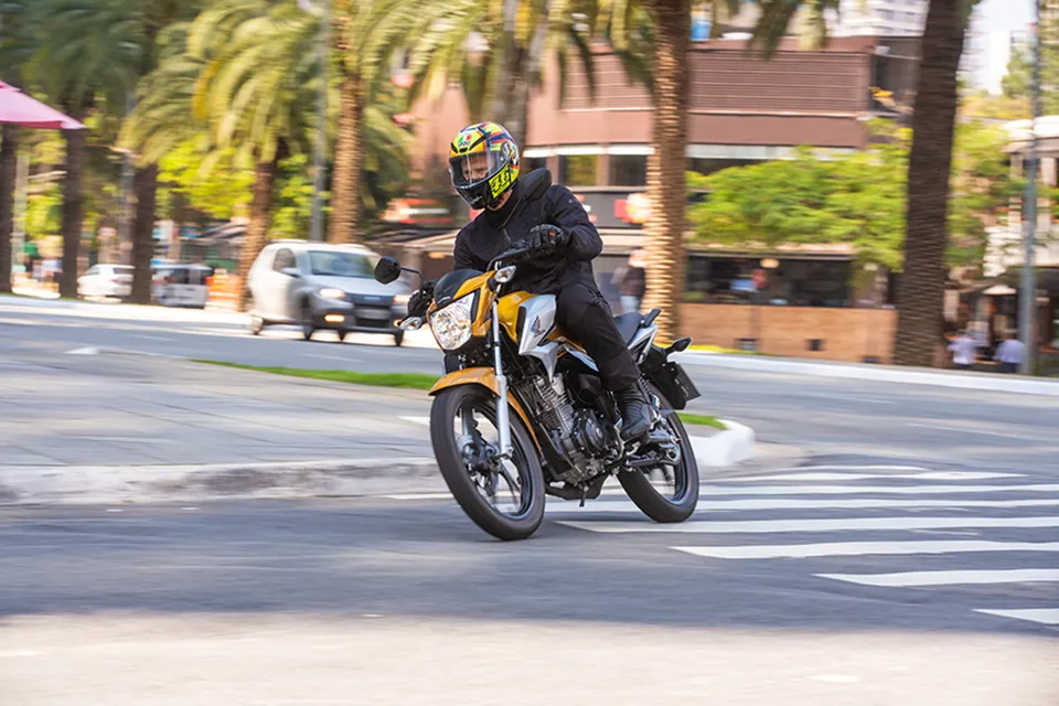 Honda CG 160 x Yamaha Fazer 150, as donas das ruas