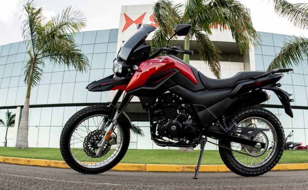 SHI 175 vermelha em exposição na fábrica da Shineray do Brasil