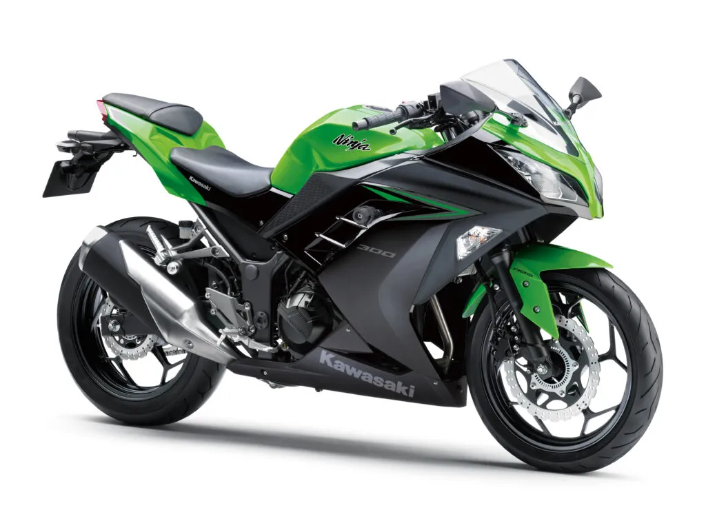 Kawasaki Ninja 300 linha 2024 nas cores preta e verde