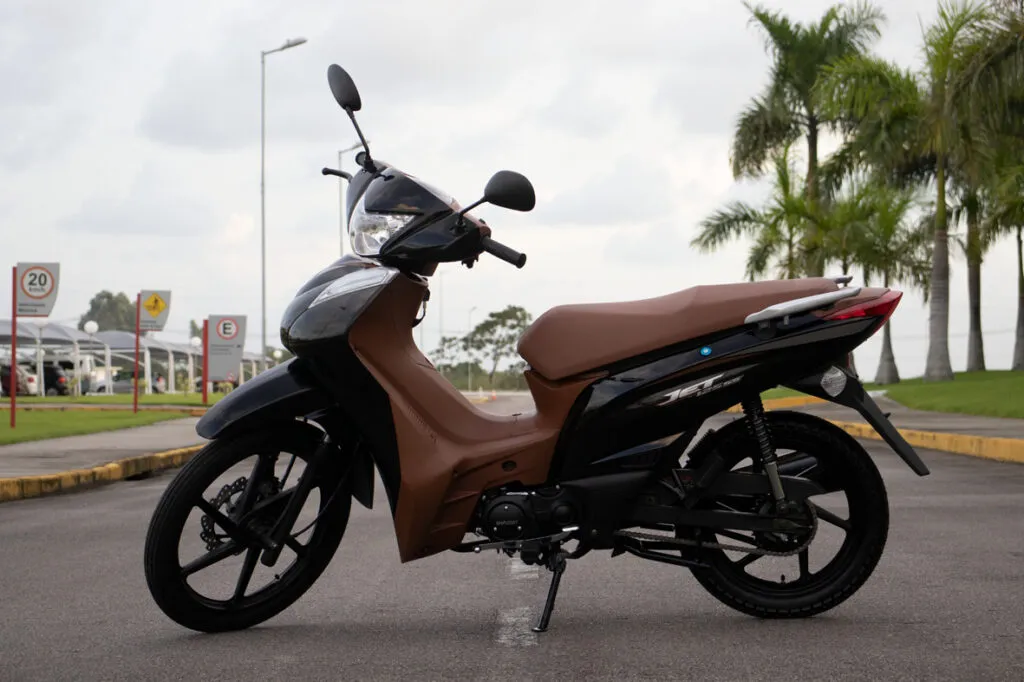 JET 125 SS preta com assento marrom