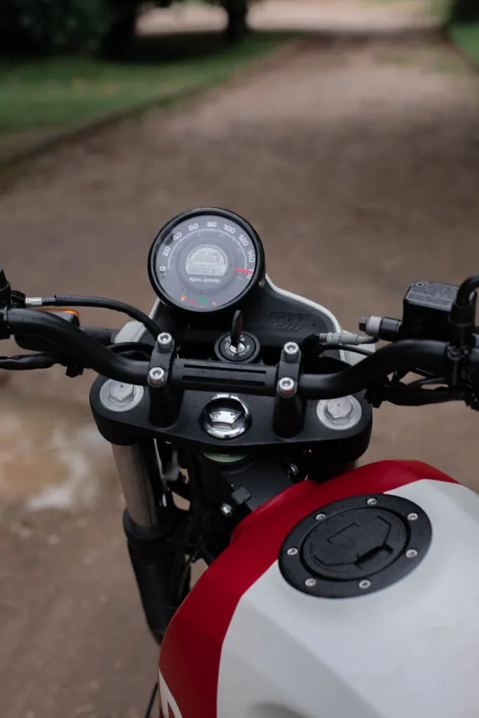Royal Enfield comemora primeiro ano da Scram 411 no Brasil