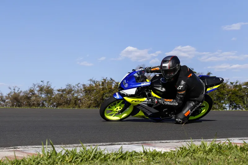 Yamaha YZF R15: linda, tecnológica e prazerosa