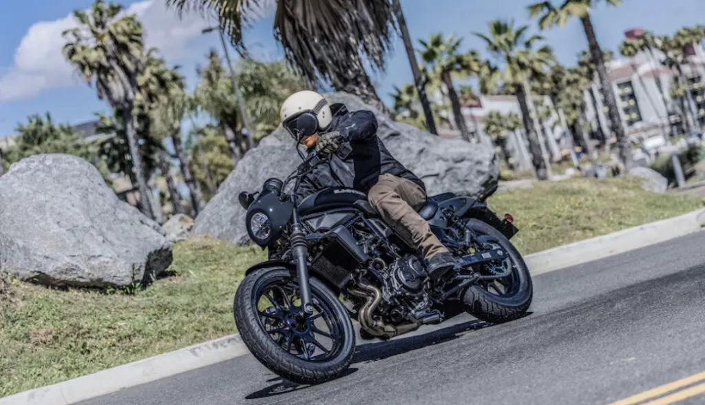 Kawasaki Eliminator 500 2024 aposta na facilidade da pilotagem