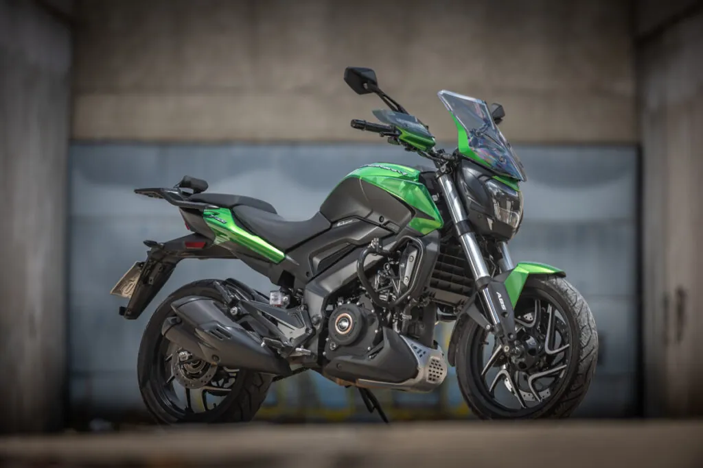 Bajaj Dominar 400 na cor verde