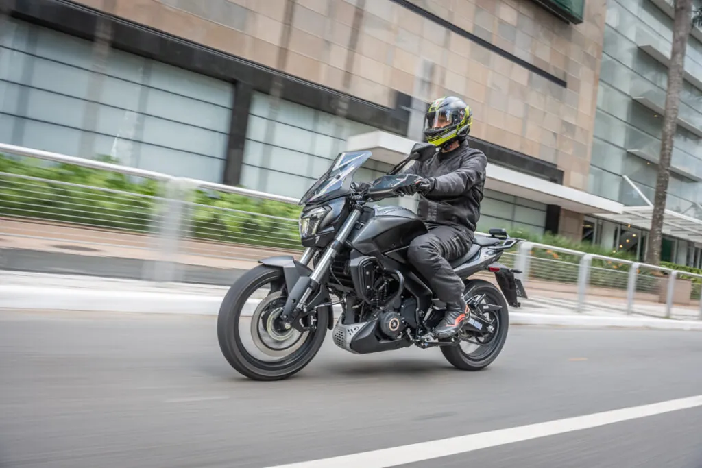 Piloto acelera Bajaj Dominar 400 em avenida