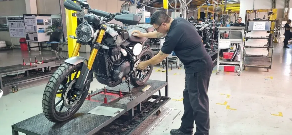 Novas Triumph 400 entram em produção no Brasil; entregas ainda em abril