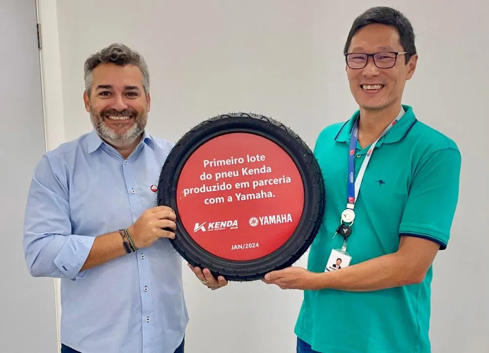 Executivos Kenda e Yamaha posam com pneu do scooter Neo 125