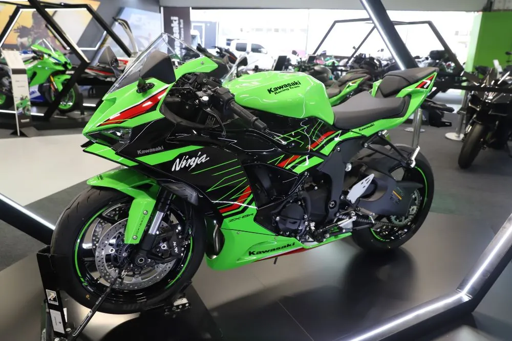 Kawasaki Ninja ZX-6R 2025 estreia no Brasil por R$ 77.190