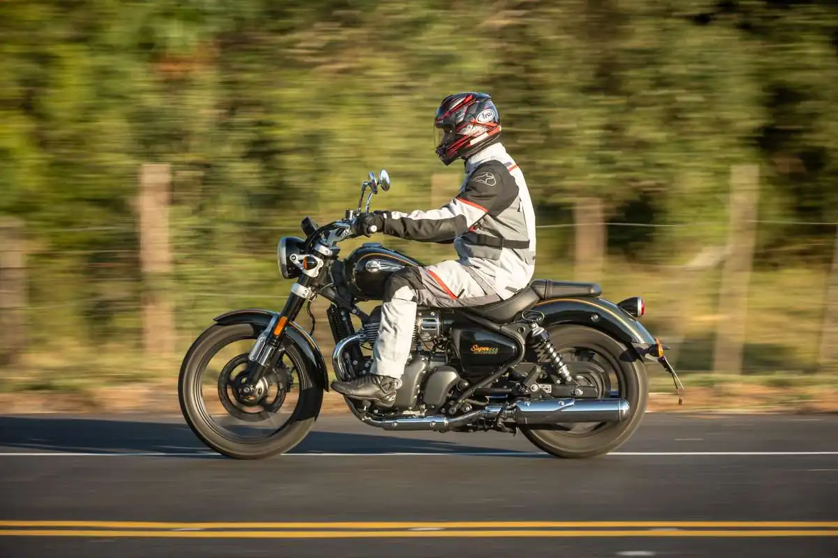 super-meteor-650-vista-lateral-rua-motociclismoonline