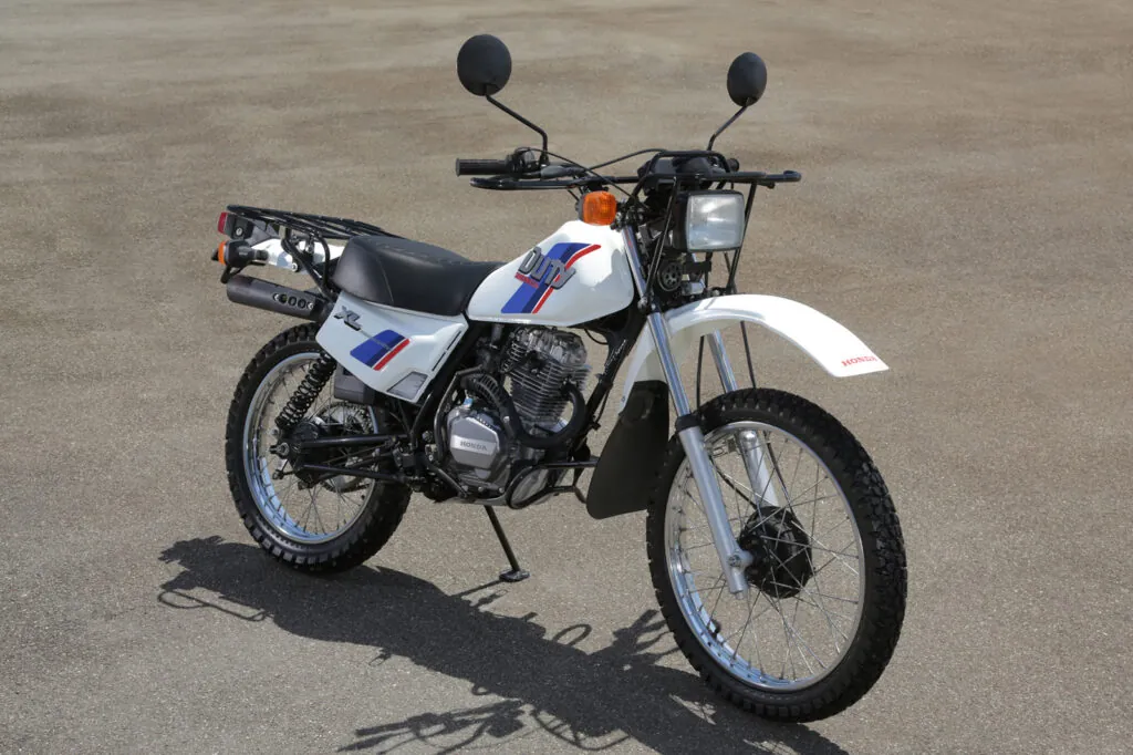 imagem lateral frontal Honda XL 125 Duty