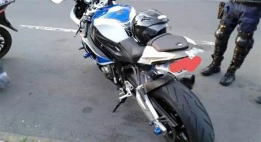 imagem de moto com sistema para ocultar a placa