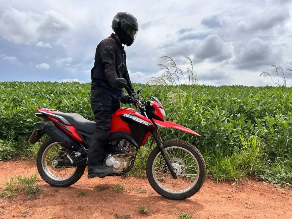 imagem do piloto em ação na terra com a Honda Bros 160